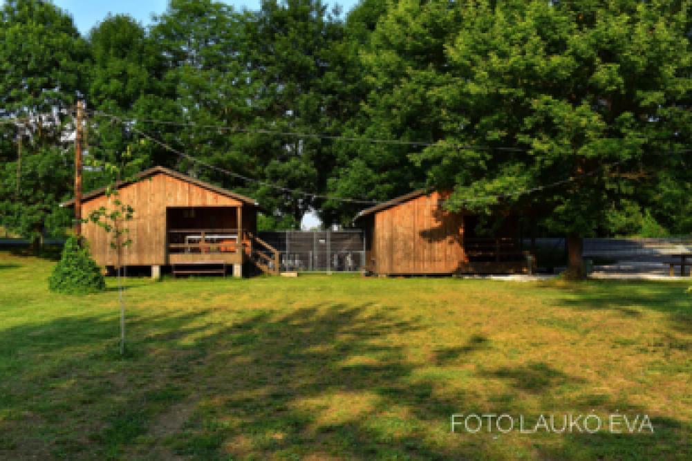 Bungaló 2x12 személyesek, melyek 2x8 és 2x4 fős szobákból állnak